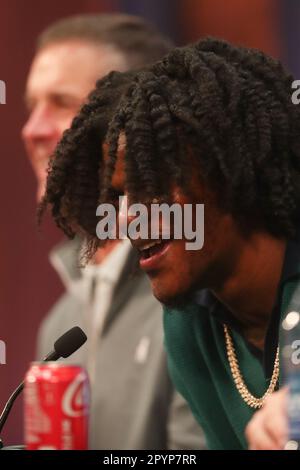 Owings Mills, MD, USA. 4. Mai 2023. Baltimore Ravens QB Lamar Jackson nimmt zusammen mit dem Cheftrainer von Baltimore Ravens, John Harbaugh, am Under Armour Performance Center in Owings Mills, MD, an einer Pressekonferenz Teil. Foto/ Mike Buscher/Cal Sport Media/Alamy Live News Stockfoto
