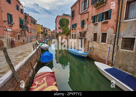 Wunderschönen engen Kanal mit seidigen Wasser in Venedig, Italien Stockfoto