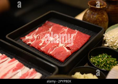 Rind in schwarzen Teller, Rind, Rind und Hot Pot schieben Stockfoto