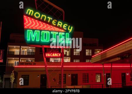 Retro-Schild, googie-Architektur und ein einstöckiger Abschnitt des Monterey Motels an der Route 66 in der Altstadt von Albuquerque, New Mexico, USA. Stockfoto