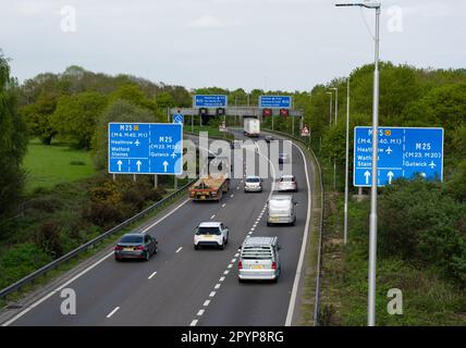 Verkehr auf der M3 am Thorpe-Kreuz. Die intelligenten Autobahnen M3 und M25 treffen sich an dieser Kreuzung. Stockfoto