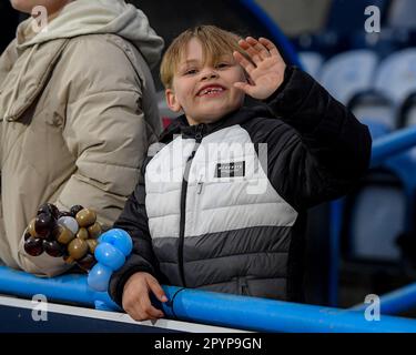 Huddersfield, Großbritannien. 04. Mai 2023. Huddersfield Town Fan beim Sky Bet Championship-Spiel Huddersfield Town vs Sheffield United im John Smith's Stadium, Huddersfield, Großbritannien, 4. Mai 2023 (Foto von Ben Roberts/News Images) in Huddersfield, Großbritannien, am 5./4. Mai 2023. (Foto: Ben Roberts/News Images/Sipa USA) Guthaben: SIPA USA/Alamy Live News Stockfoto