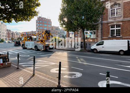 Glasmontagewagen mit Kran auf der Straße in Brüssel, Belgien Stockfoto