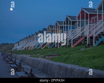 Eastchurch, Kent, Großbritannien. 4. Mai 2023. UK Weather: Der fast volle Blumenmond, der in Minster on Sea, Kent, aufgeht. Kredit: James Bell/Alamy Live News Stockfoto