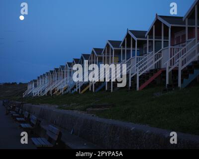 Eastchurch, Kent, Großbritannien. 4. Mai 2023. UK Weather: Der fast volle Blumenmond, der in Minster on Sea, Kent, aufgeht. Kredit: James Bell/Alamy Live News Stockfoto