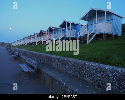 Eastchurch, Kent, Großbritannien. 4. Mai 2023. UK Weather: Der fast volle Blumenmond, der in Minster on Sea, Kent, aufgeht. Kredit: James Bell/Alamy Live News Stockfoto