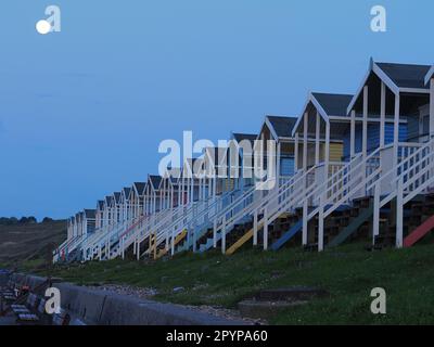 Eastchurch, Kent, Großbritannien. 4. Mai 2023. UK Weather: Der fast volle Blumenmond, der in Minster on Sea, Kent, aufgeht. Kredit: James Bell/Alamy Live News Stockfoto