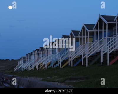 Eastchurch, Kent, Großbritannien. 4. Mai 2023. UK Weather: Der fast volle Blumenmond, der in Minster on Sea, Kent, aufgeht. Kredit: James Bell/Alamy Live News Stockfoto