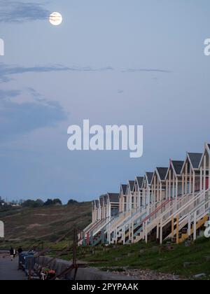 Eastchurch, Kent, Großbritannien. 4. Mai 2023. UK Weather: Der fast volle Blumenmond, der in Minster on Sea, Kent, aufgeht. Kredit: James Bell/Alamy Live News Stockfoto