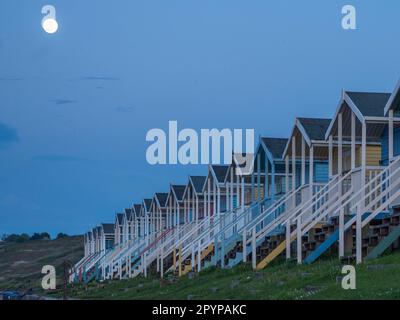 Eastchurch, Kent, Großbritannien. 4. Mai 2023. UK Weather: Der fast volle Blumenmond, der in Minster on Sea, Kent, aufgeht. Kredit: James Bell/Alamy Live News Stockfoto