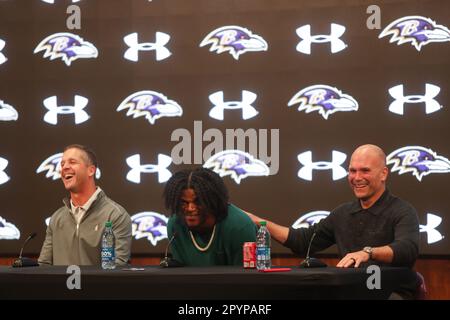 Owings Mills, MD, USA. 4. Mai 2023. Baltimore Ravens QB Lamar Jackson, Center, nimmt an einer Pressekonferenz zusammen mit dem Cheftrainer von Baltimore Ravens, John Harbaugh, Left, und Eric DeCosta, General Manager von Baltimore Ravens, im Under Armour Performance Center in Owings Mills, MD, Teil. Foto/ Mike Buscher/Cal Sport Media/Alamy Live News Stockfoto