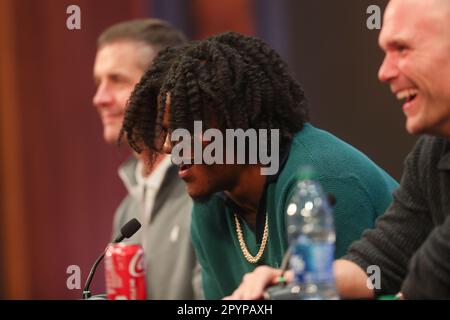 Owings Mills, MD, USA. 4. Mai 2023. Baltimore Ravens QB Lamar Jackson, Center, nimmt an einer Pressekonferenz zusammen mit dem Cheftrainer von Baltimore Ravens, John Harbaugh, Left, und Eric DeCosta, General Manager von Baltimore Ravens, im Under Armour Performance Center in Owings Mills, MD, Teil. Foto/ Mike Buscher/Cal Sport Media/Alamy Live News Stockfoto