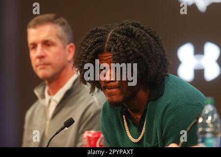 Owings Mills, MD, USA. 4. Mai 2023. Baltimore Ravens QB Lamar Jackson nimmt zusammen mit dem Cheftrainer von Baltimore Ravens, John Harbaugh, am Under Armour Performance Center in Owings Mills, MD, an einer Pressekonferenz Teil. Foto/ Mike Buscher/Cal Sport Media/Alamy Live News Stockfoto