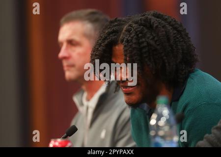 Owings Mills, MD, USA. 4. Mai 2023. Baltimore Ravens QB Lamar Jackson nimmt zusammen mit dem Cheftrainer von Baltimore Ravens, John Harbaugh, am Under Armour Performance Center in Owings Mills, MD, an einer Pressekonferenz Teil. Foto/ Mike Buscher/Cal Sport Media/Alamy Live News Stockfoto
