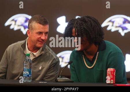Owings Mills, MD, USA. 4. Mai 2023. Baltimore Ravens QB Lamar Jackson nimmt zusammen mit dem Cheftrainer von Baltimore Ravens, John Harbaugh, am Under Armour Performance Center in Owings Mills, MD, an einer Pressekonferenz Teil. Foto/ Mike Buscher/Cal Sport Media/Alamy Live News Stockfoto