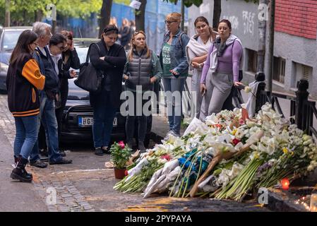 Belgrad, Serbien. 04. Mai 2023. Die Bürger legen am 4. Mai 2023 Blumen und Kerzen vor die Schule, einen Tag nach der Massenschießerei in der Grundschule Vladislav Ribnikar in Belgrad, Serbien. Ein 13-jähriger Teenager tötete acht Schüler und einen Wachmann. Weitere sechs Schüler und ein Lehrer wurden verletzt. Foto: Davor Javorovic/PIXSELL Credit: Pixsell/Alamy Live News Stockfoto