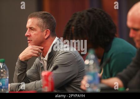 Owings Mills, MD, USA. 4. Mai 2023. Baltimore Ravens QB Lamar Jackson, Center, nimmt an einer Pressekonferenz zusammen mit dem Cheftrainer von Baltimore Ravens, John Harbaugh, Left, und Eric DeCosta, General Manager von Baltimore Ravens, im Under Armour Performance Center in Owings Mills, MD, Teil. Foto/ Mike Buscher/Cal Sport Media/Alamy Live News Stockfoto
