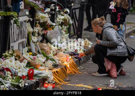 Belgrad, Serbien. 04. Mai 2023. Die Bürger legen am 4. Mai 2023 Blumen und Kerzen vor die Schule, einen Tag nach der Massenschießerei in der Grundschule Vladislav Ribnikar in Belgrad, Serbien. Ein 13-jähriger Teenager tötete acht Schüler und einen Wachmann. Weitere sechs Schüler und ein Lehrer wurden verletzt. Foto: Davor Javorovic/PIXSELL Credit: Pixsell/Alamy Live News Stockfoto