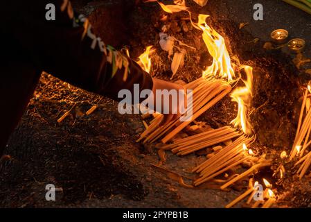 Belgrad, Serbien. 04. Mai 2023. Die Bürger legen am 4. Mai 2023 Blumen und Kerzen vor die Schule, einen Tag nach der Massenschießerei in der Grundschule Vladislav Ribnikar in Belgrad, Serbien. Ein 13-jähriger Teenager tötete acht Schüler und einen Wachmann. Weitere sechs Schüler und ein Lehrer wurden verletzt. Foto: Davor Javorovic/PIXSELL Credit: Pixsell/Alamy Live News Stockfoto