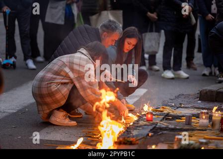 Belgrad, Serbien. 04. Mai 2023. Die Bürger legen am 4. Mai 2023 Blumen und Kerzen vor die Schule, einen Tag nach der Massenschießerei in der Grundschule Vladislav Ribnikar in Belgrad, Serbien. Ein 13-jähriger Teenager tötete acht Schüler und einen Wachmann. Weitere sechs Schüler und ein Lehrer wurden verletzt. Foto: Davor Javorovic/PIXSELL Credit: Pixsell/Alamy Live News Stockfoto