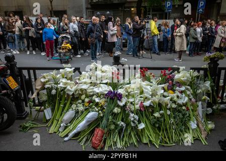 Belgrad, Serbien. 04. Mai 2023. Die Bürger legen am 4. Mai 2023 Blumen und Kerzen vor die Schule, einen Tag nach der Massenschießerei in der Grundschule Vladislav Ribnikar in Belgrad, Serbien. Ein 13-jähriger Teenager tötete acht Schüler und einen Wachmann. Weitere sechs Schüler und ein Lehrer wurden verletzt. Foto: Davor Javorovic/PIXSELL Credit: Pixsell/Alamy Live News Stockfoto
