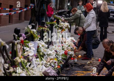 Belgrad, Serbien. 04. Mai 2023. Die Bürger legen am 4. Mai 2023 Blumen und Kerzen vor die Schule, einen Tag nach der Massenschießerei in der Grundschule Vladislav Ribnikar in Belgrad, Serbien. Ein 13-jähriger Teenager tötete acht Schüler und einen Wachmann. Weitere sechs Schüler und ein Lehrer wurden verletzt. Foto: Davor Javorovic/PIXSELL Credit: Pixsell/Alamy Live News Stockfoto
