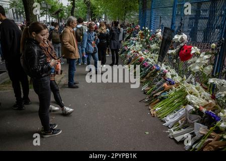 Belgrad, Serbien. 04. Mai 2023. Die Bürger legen am 4. Mai 2023 Blumen und Kerzen vor die Schule, einen Tag nach der Massenschießerei in der Grundschule Vladislav Ribnikar in Belgrad, Serbien. Ein 13-jähriger Teenager tötete acht Schüler und einen Wachmann. Weitere sechs Schüler und ein Lehrer wurden verletzt. Foto: Davor Javorovic/PIXSELL Credit: Pixsell/Alamy Live News Stockfoto