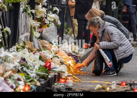 Belgrad, Serbien. 04. Mai 2023. Die Bürger legen am 4. Mai 2023 Blumen und Kerzen vor die Schule, einen Tag nach der Massenschießerei in der Grundschule Vladislav Ribnikar in Belgrad, Serbien. Ein 13-jähriger Teenager tötete acht Schüler und einen Wachmann. Weitere sechs Schüler und ein Lehrer wurden verletzt. Foto: Davor Javorovic/PIXSELL Credit: Pixsell/Alamy Live News Stockfoto