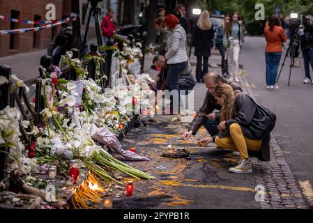 Belgrad, Serbien. 04. Mai 2023. Die Bürger legen am 4. Mai 2023 Blumen und Kerzen vor die Schule, einen Tag nach der Massenschießerei in der Grundschule Vladislav Ribnikar in Belgrad, Serbien. Ein 13-jähriger Teenager tötete acht Schüler und einen Wachmann. Weitere sechs Schüler und ein Lehrer wurden verletzt. Foto: Davor Javorovic/PIXSELL Credit: Pixsell/Alamy Live News Stockfoto