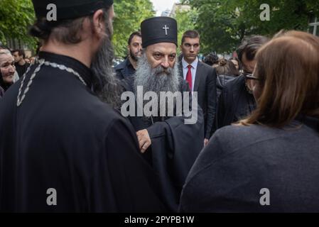 Belgrad, Serbien. 04. Mai 2023. Der serbische Patriarch Porfirije spricht einen Tag nach der Massenschießerei in der Grundschule Vladislav Ribnikar in Belgrad, Serbien, am 4. Mai 2023 mit den Bürgern vor der Schule. Ein 13-jähriger Teenager tötete acht Schüler und einen Wachmann. Weitere sechs Schüler und ein Lehrer wurden verletzt. Foto: Davor Javorovic/PIXSELL Credit: Pixsell/Alamy Live News Stockfoto