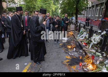 Belgrad, Serbien. 04. Mai 2023. Serbischer Patriarch Porfirije zündet einen Tag nach dem Massenschießen an der Grundschule Vladislav Ribnikar in Belgrad, Serbien, am 4. Mai 2023 vor der Schule an. Ein 13-jähriger Teenager tötete acht Schüler und einen Wachmann. Weitere sechs Schüler und ein Lehrer wurden verletzt. Foto: Davor Javorovic/PIXSELL Credit: Pixsell/Alamy Live News Stockfoto