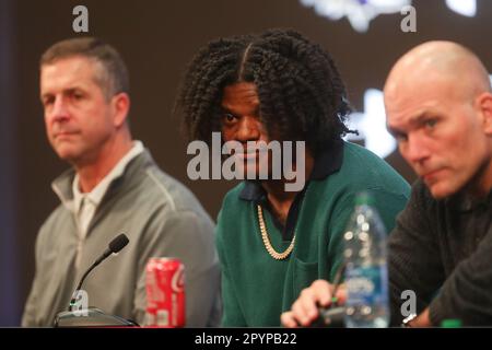 Owings Mills, MD, USA. 4. Mai 2023. Baltimore Ravens QB Lamar Jackson, Center, nimmt an einer Pressekonferenz zusammen mit dem Cheftrainer von Baltimore Ravens, John Harbaugh, Left, und Eric DeCosta, General Manager von Baltimore Ravens, im Under Armour Performance Center in Owings Mills, MD, Teil. Foto/ Mike Buscher/Cal Sport Media/Alamy Live News Stockfoto