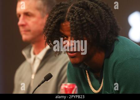 Owings Mills, MD, USA. 4. Mai 2023. Baltimore Ravens QB Lamar Jackson nimmt zusammen mit dem Cheftrainer von Baltimore Ravens, John Harbaugh, am Under Armour Performance Center in Owings Mills, MD, an einer Pressekonferenz Teil. Foto/ Mike Buscher/Cal Sport Media/Alamy Live News Stockfoto