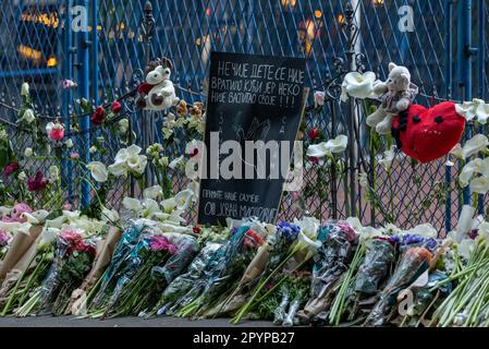 Belgrad, Serbien. 04. Mai 2023. Die Bürger legen am 4. Mai 2023 Blumen und Kerzen vor die Schule, einen Tag nach der Massenschießerei in der Grundschule Vladislav Ribnikar in Belgrad, Serbien. Ein 13-jähriger Teenager tötete acht Schüler und einen Wachmann. Weitere sechs Schüler und ein Lehrer wurden verletzt. Foto: Davor Javorovic/PIXSELL Credit: Pixsell/Alamy Live News Stockfoto