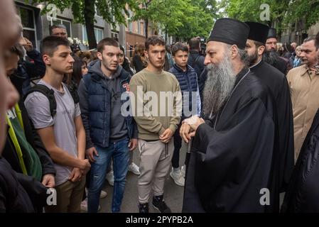 Belgrad, Serbien. 04. Mai 2023. Der serbische Patriarch Porfirije spricht einen Tag nach der Massenschießerei in der Grundschule Vladislav Ribnikar in Belgrad, Serbien, am 4. Mai 2023 mit Kindern vor der Schule. Ein 13-jähriger Teenager tötete acht Schüler und einen Wachmann. Weitere sechs Schüler und ein Lehrer wurden verletzt. Foto: Davor Javorovic/PIXSELL Credit: Pixsell/Alamy Live News Stockfoto