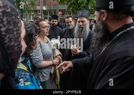 Belgrad, Serbien. 04. Mai 2023. Der serbische Patriarch Porfirije spricht einen Tag nach der Massenschießerei in der Grundschule Vladislav Ribnikar in Belgrad, Serbien, am 4. Mai 2023 mit den Bürgern vor der Schule. Ein 13-jähriger Teenager tötete acht Schüler und einen Wachmann. Weitere sechs Schüler und ein Lehrer wurden verletzt. Foto: Davor Javorovic/PIXSELL Credit: Pixsell/Alamy Live News Stockfoto