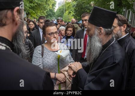 Belgrad, Serbien. 04. Mai 2023. Der serbische Patriarch Porfirije spricht einen Tag nach der Massenschießerei in der Grundschule Vladislav Ribnikar in Belgrad, Serbien, am 4. Mai 2023 mit den Bürgern vor der Schule. Ein 13-jähriger Teenager tötete acht Schüler und einen Wachmann. Weitere sechs Schüler und ein Lehrer wurden verletzt. Foto: Davor Javorovic/PIXSELL Credit: Pixsell/Alamy Live News Stockfoto