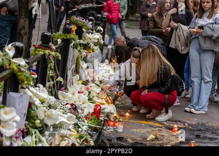Belgrad, Serbien. 04. Mai 2023. Die Bürger legen am 4. Mai 2023 Blumen und Kerzen vor die Schule, einen Tag nach der Massenschießerei in der Grundschule Vladislav Ribnikar in Belgrad, Serbien. Ein 13-jähriger Teenager tötete acht Schüler und einen Wachmann. Weitere sechs Schüler und ein Lehrer wurden verletzt. Foto: Davor Javorovic/PIXSELL Credit: Pixsell/Alamy Live News Stockfoto