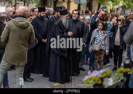 Belgrad, Serbien. 04. Mai 2023. Serbischer Patriarch Porfirije zündet einen Tag nach dem Massenschießen an der Grundschule Vladislav Ribnikar in Belgrad, Serbien, am 4. Mai 2023 vor der Schule an. Ein 13-jähriger Teenager tötete acht Schüler und einen Wachmann. Weitere sechs Schüler und ein Lehrer wurden verletzt. Foto: Davor Javorovic/PIXSELL Credit: Pixsell/Alamy Live News Stockfoto
