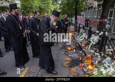 Belgrad, Serbien. 04. Mai 2023. Serbischer Patriarch Porfirije zündet einen Tag nach dem Massenschießen an der Grundschule Vladislav Ribnikar in Belgrad, Serbien, am 4. Mai 2023 vor der Schule an. Ein 13-jähriger Teenager tötete acht Schüler und einen Wachmann. Weitere sechs Schüler und ein Lehrer wurden verletzt. Foto: Davor Javorovic/PIXSELL Credit: Pixsell/Alamy Live News Stockfoto