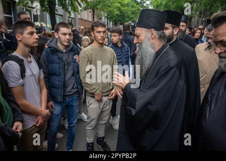 Belgrad, Serbien. 04. Mai 2023. Der serbische Patriarch Porfirije spricht einen Tag nach der Massenschießerei in der Grundschule Vladislav Ribnikar in Belgrad, Serbien, am 4. Mai 2023 mit Kindern vor der Schule. Ein 13-jähriger Teenager tötete acht Schüler und einen Wachmann. Weitere sechs Schüler und ein Lehrer wurden verletzt. Foto: Davor Javorovic/PIXSELL Credit: Pixsell/Alamy Live News Stockfoto