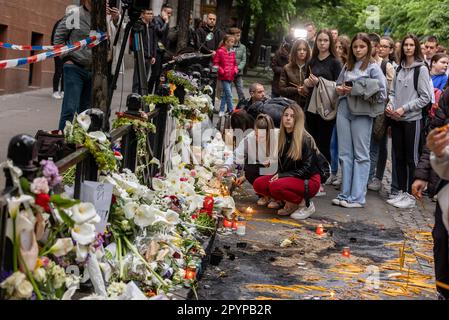 Belgrad, Serbien. 04. Mai 2023. Die Bürger legen am 4. Mai 2023 Blumen und Kerzen vor die Schule, einen Tag nach der Massenschießerei in der Grundschule Vladislav Ribnikar in Belgrad, Serbien. Ein 13-jähriger Teenager tötete acht Schüler und einen Wachmann. Weitere sechs Schüler und ein Lehrer wurden verletzt. Foto: Davor Javorovic/PIXSELL Credit: Pixsell/Alamy Live News Stockfoto