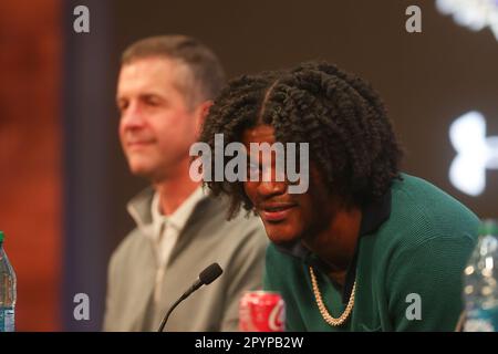 Owings Mills, MD, USA. 4. Mai 2023. Baltimore Ravens QB Lamar Jackson nimmt zusammen mit dem Cheftrainer von Baltimore Ravens, John Harbaugh, am Under Armour Performance Center in Owings Mills, MD, an einer Pressekonferenz Teil. Foto/ Mike Buscher/Cal Sport Media/Alamy Live News Stockfoto