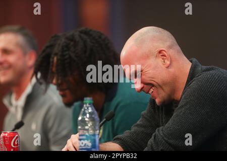 Owings Mills, MD, USA. 4. Mai 2023. Baltimore Ravens QB Lamar Jackson, Center, nimmt an einer Pressekonferenz zusammen mit dem Cheftrainer von Baltimore Ravens, John Harbaugh, Left, und Eric DeCosta, General Manager von Baltimore Ravens, im Under Armour Performance Center in Owings Mills, MD, Teil. Foto/ Mike Buscher/Cal Sport Media/Alamy Live News Stockfoto