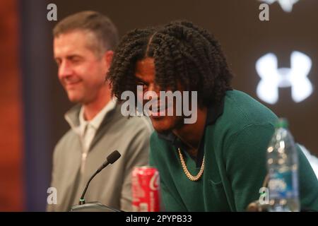 Owings Mills, MD, USA. 4. Mai 2023. Baltimore Ravens QB Lamar Jackson nimmt zusammen mit dem Cheftrainer von Baltimore Ravens, John Harbaugh, am Under Armour Performance Center in Owings Mills, MD, an einer Pressekonferenz Teil. Foto/ Mike Buscher/Cal Sport Media/Alamy Live News Stockfoto