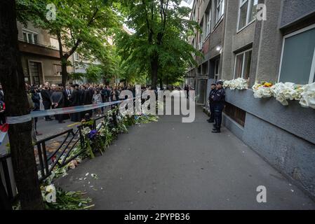 Belgrad, Serbien. 04. Mai 2023. Die Bürger legen am 4. Mai 2023 Blumen und Kerzen vor die Schule, einen Tag nach der Massenschießerei in der Grundschule Vladislav Ribnikar in Belgrad, Serbien. Ein 13-jähriger Teenager tötete acht Schüler und einen Wachmann. Weitere sechs Schüler und ein Lehrer wurden verletzt. Foto: Davor Javorovic/PIXSELL Credit: Pixsell/Alamy Live News Stockfoto