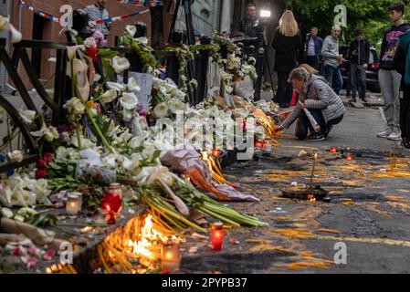Belgrad, Serbien. 04. Mai 2023. Die Bürger legen am 4. Mai 2023 Blumen und Kerzen vor die Schule, einen Tag nach der Massenschießerei in der Grundschule Vladislav Ribnikar in Belgrad, Serbien. Ein 13-jähriger Teenager tötete acht Schüler und einen Wachmann. Weitere sechs Schüler und ein Lehrer wurden verletzt. Foto: Davor Javorovic/PIXSELL Credit: Pixsell/Alamy Live News Stockfoto