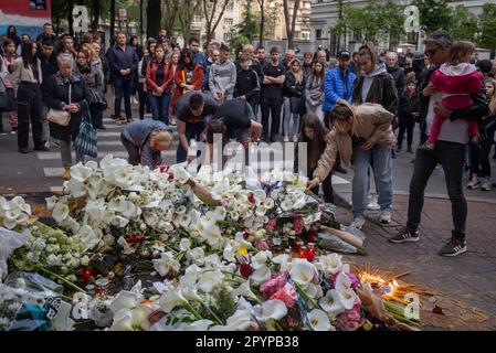 Belgrad, Serbien. 04. Mai 2023. Die Bürger legen am 4. Mai 2023 Blumen und Kerzen vor die Schule, einen Tag nach der Massenschießerei in der Grundschule Vladislav Ribnikar in Belgrad, Serbien. Ein 13-jähriger Teenager tötete acht Schüler und einen Wachmann. Weitere sechs Schüler und ein Lehrer wurden verletzt. Foto: Davor Javorovic/PIXSELL Credit: Pixsell/Alamy Live News Stockfoto