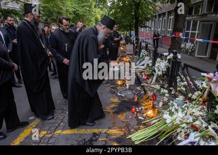 Belgrad, Serbien. 04. Mai 2023. Serbischer Patriarch Porfirije zündet einen Tag nach dem Massenschießen an der Grundschule Vladislav Ribnikar in Belgrad, Serbien, am 4. Mai 2023 vor der Schule an. Ein 13-jähriger Teenager tötete acht Schüler und einen Wachmann. Weitere sechs Schüler und ein Lehrer wurden verletzt. Foto: Davor Javorovic/PIXSELL Credit: Pixsell/Alamy Live News Stockfoto