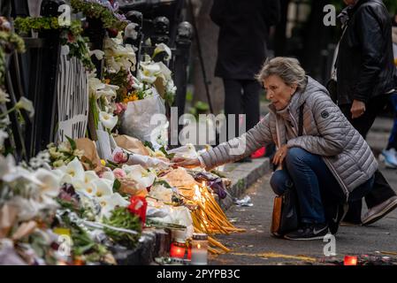 Belgrad, Serbien. 04. Mai 2023. Die Bürger legen am 4. Mai 2023 Blumen und Kerzen vor die Schule, einen Tag nach der Massenschießerei in der Grundschule Vladislav Ribnikar in Belgrad, Serbien. Ein 13-jähriger Teenager tötete acht Schüler und einen Wachmann. Weitere sechs Schüler und ein Lehrer wurden verletzt. Foto: Davor Javorovic/PIXSELL Credit: Pixsell/Alamy Live News Stockfoto